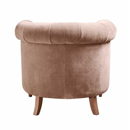 mestanska vila kastal obyvacka nabytok zariadenie presivane bezovy zamat chesterfield calunene kreslo elegantne.jpg